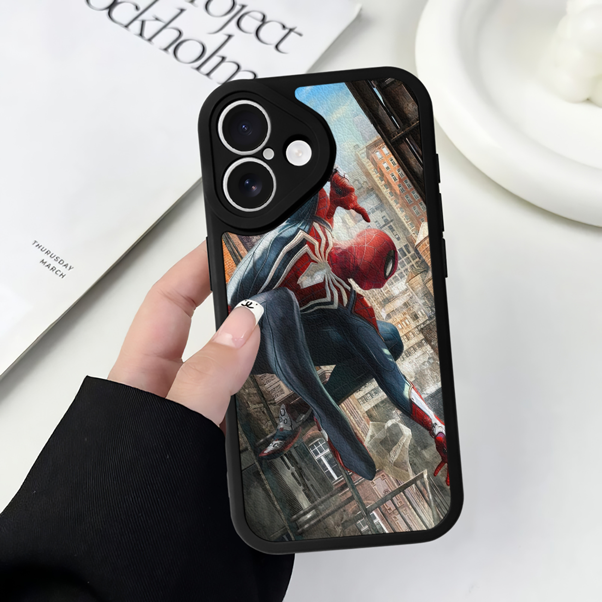Spider Man スパイダーマン 【iPhone 16シリーズ対応】シリコンスマホケース（レザー調） 材質：シリコン
